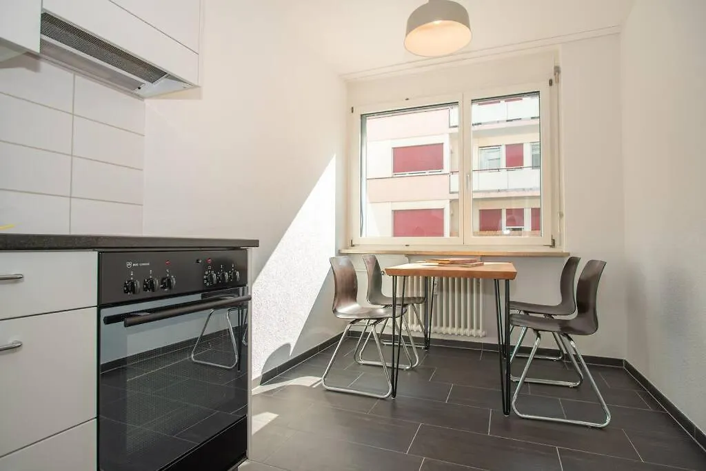 Modern 2-Bedroom Apartment In City Centre バーゼル